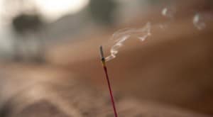 effluves-d-encens-et-atmosphere-matinale