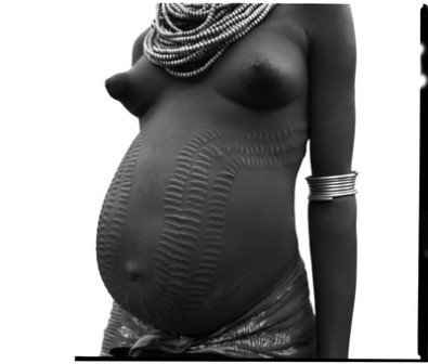 Femme_enceinte_de_la_tribu_Karo__Omo_Valley__Ethiopie_du_sud1
