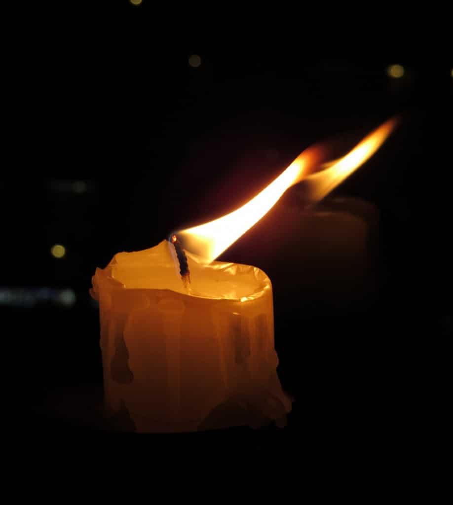 Bougie dans la nuit