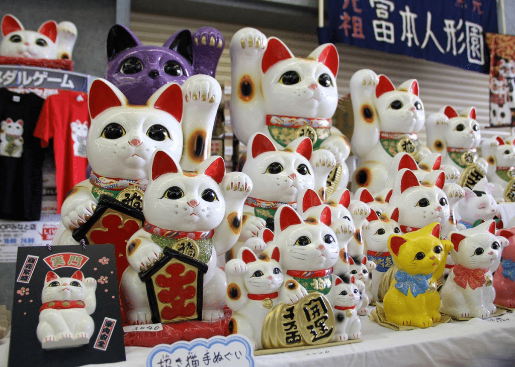 figurine du maneki neko qui lève la patte