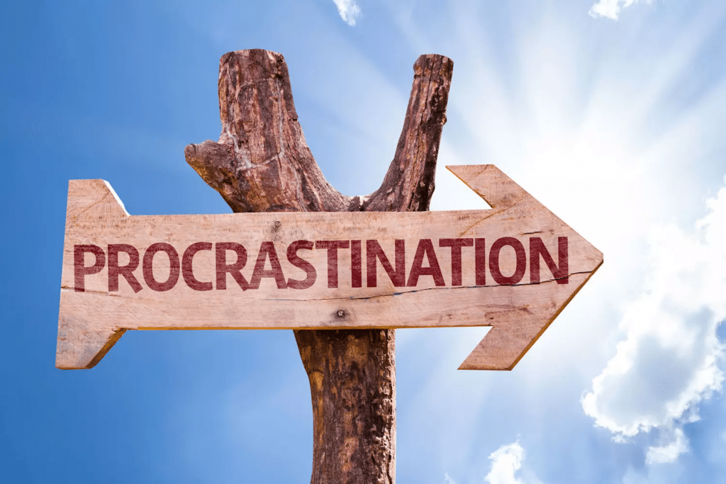 pancarte avec procrastination écrit dessus
