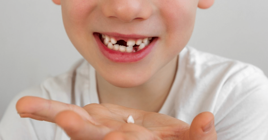 un enfant qui a perdu une dent