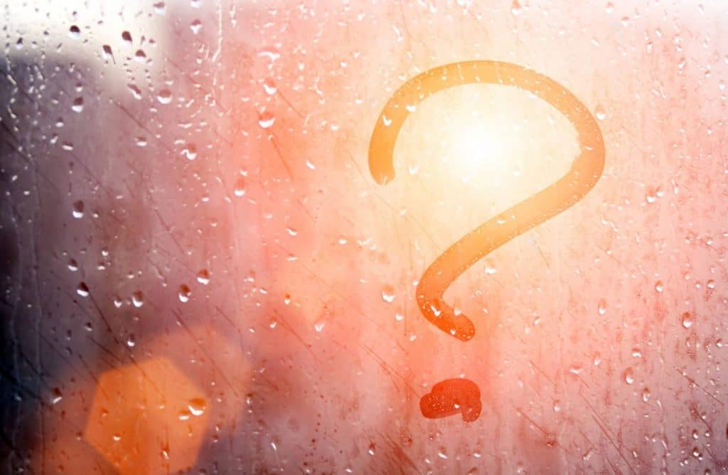point d'interrogation dessiné sur une vitre en buée