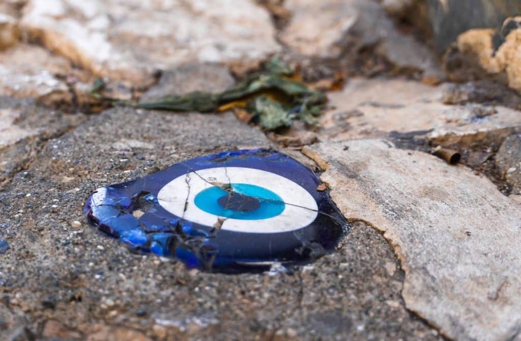 oeil bleu cassé sur le sol