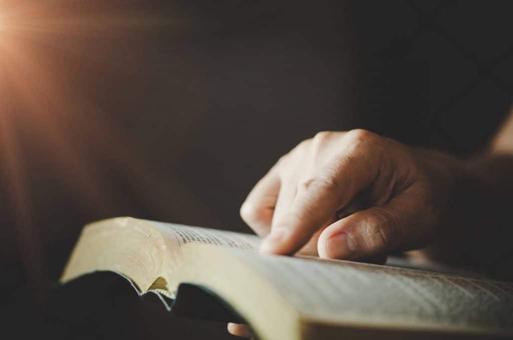 doigt sur un livre ouvert