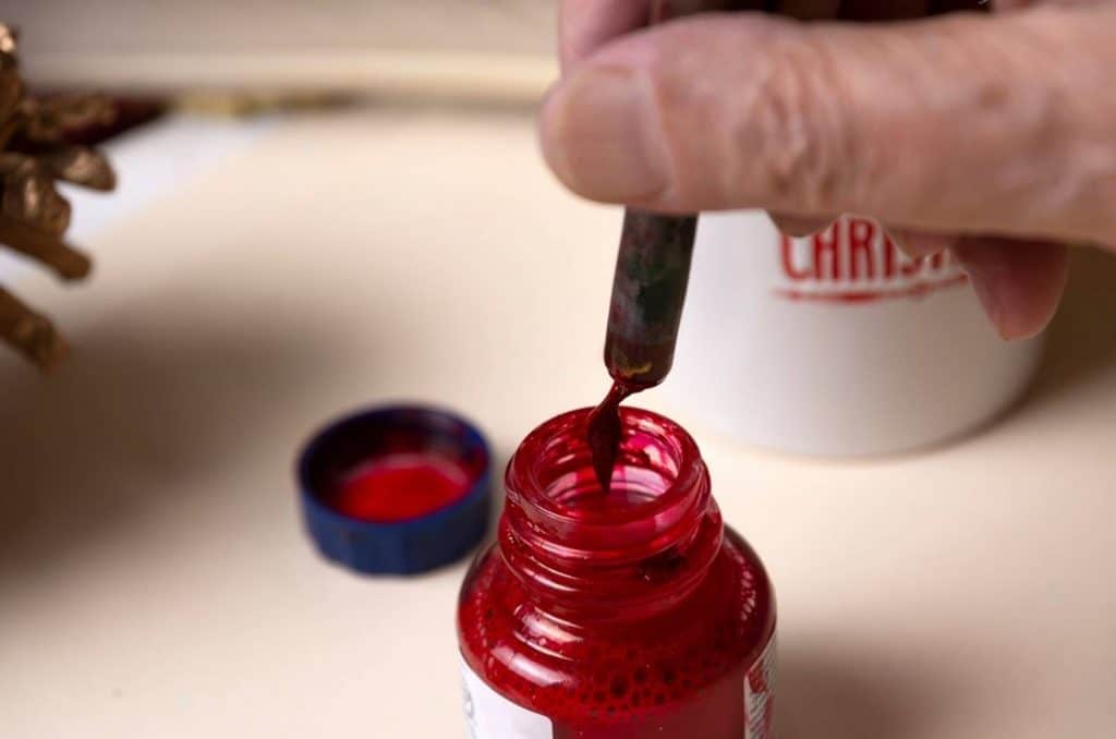 de l'encre rouge dans un pot