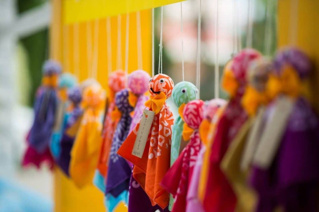 petite poupée en tissu accroché