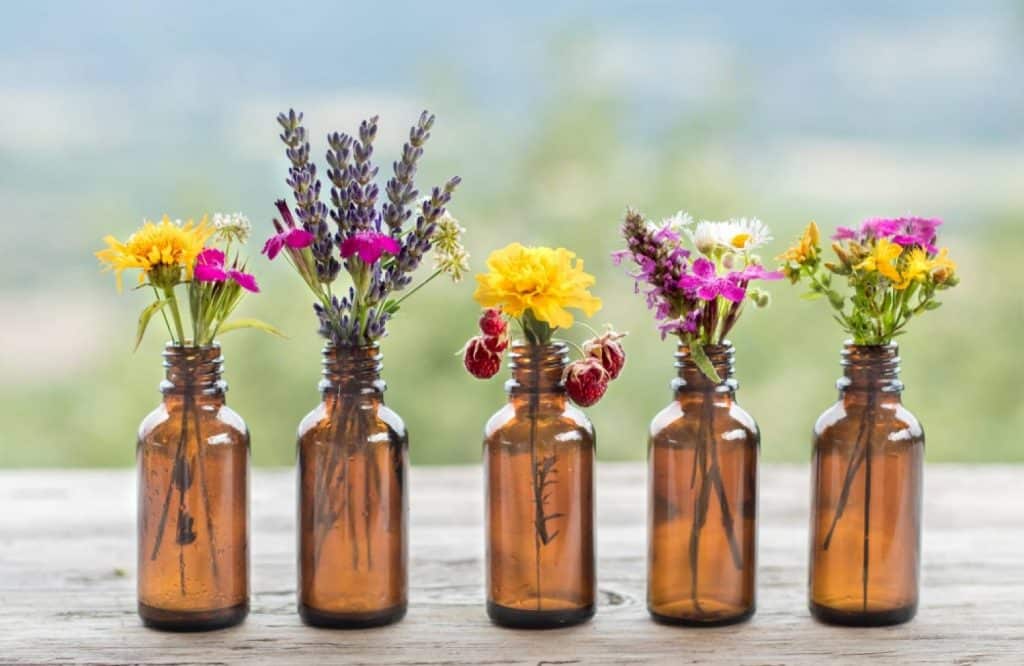 flacon avec bouquet de fleur pour l'aromathérapie