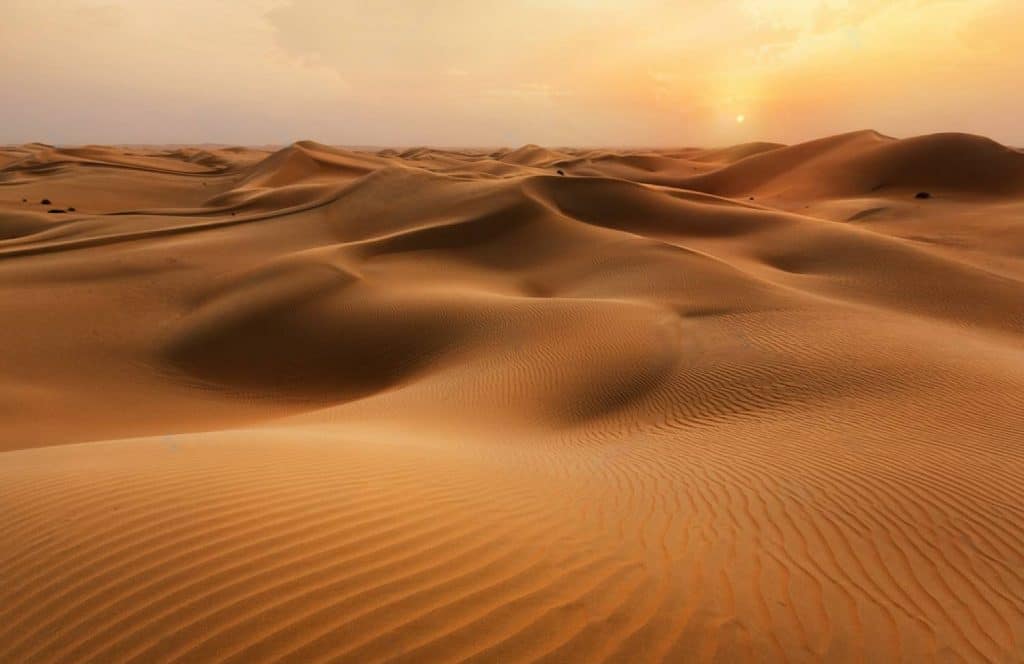 étendue de sable qui forment des dessins