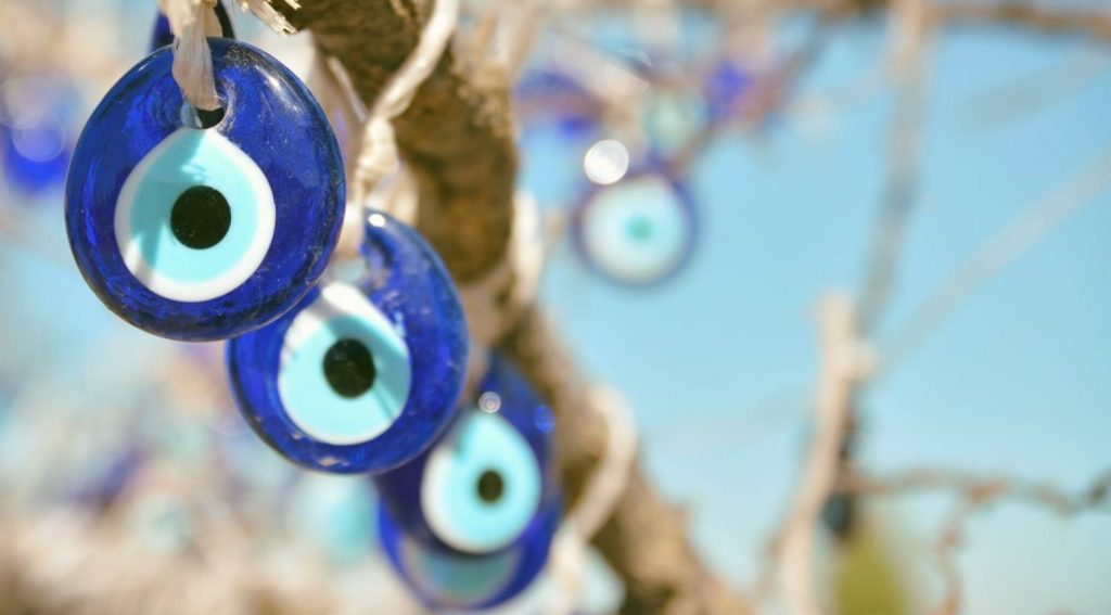nazar boncuk accrochés sur des arbres