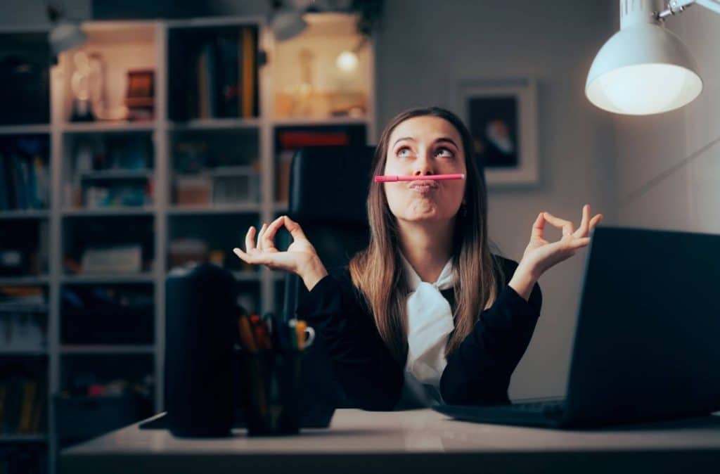 femme avec un crayon qui n'a pas de motivation