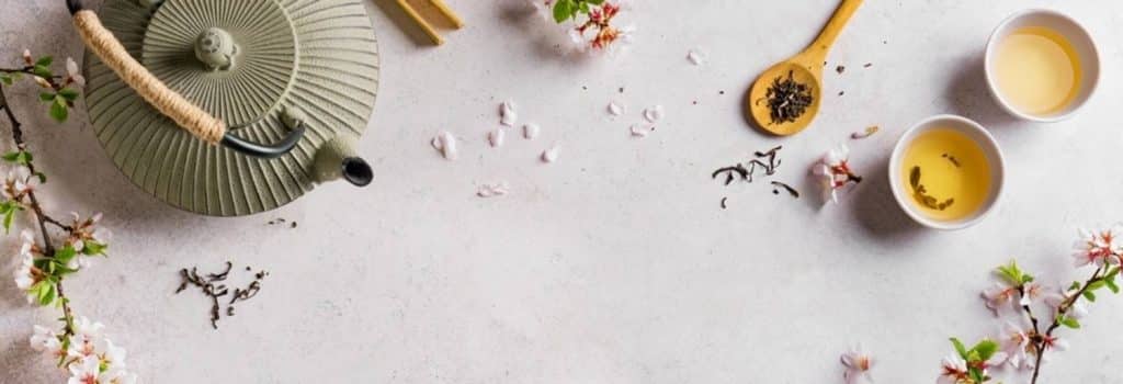 tasse de thé avec des cuillières