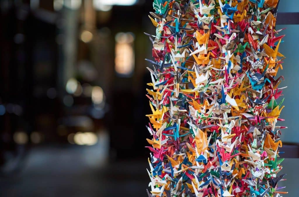 des grues en papier multicolores