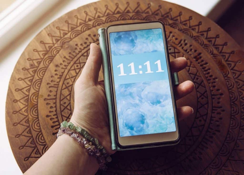 téléphone portable avec 11H11 sur l'écran