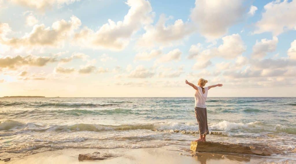 femme qui respire au bord de mer