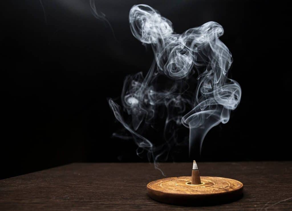 ancens qui brule et fait de la fumée