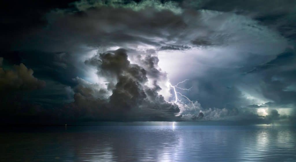un orage sur la mer