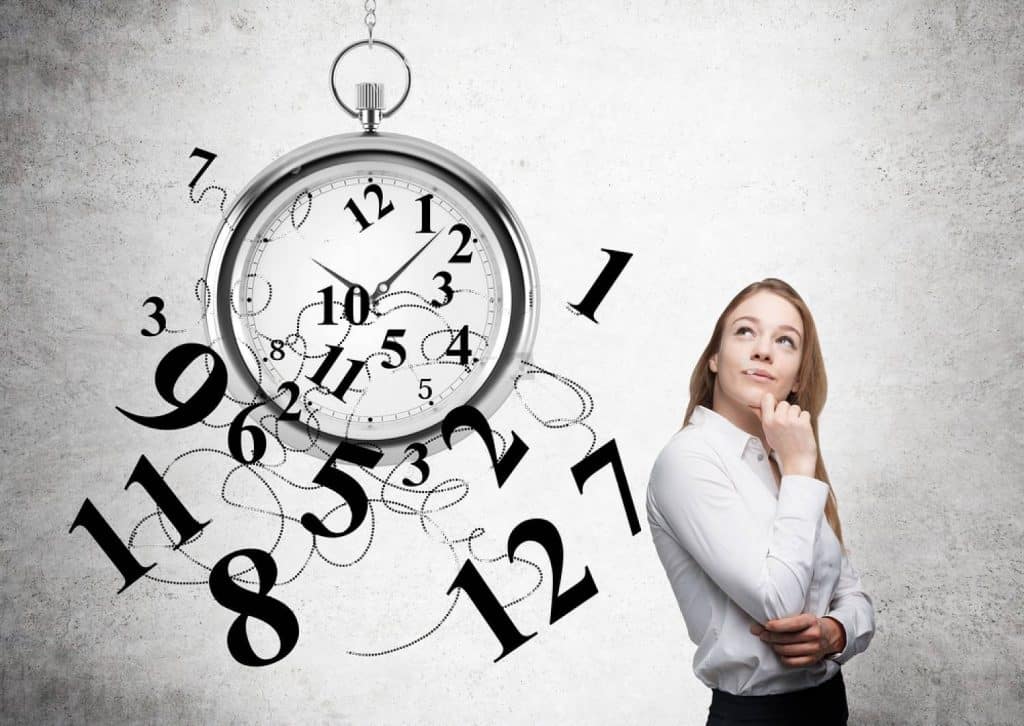 heure avec les chiffres de la pendule qui s'entremêlent