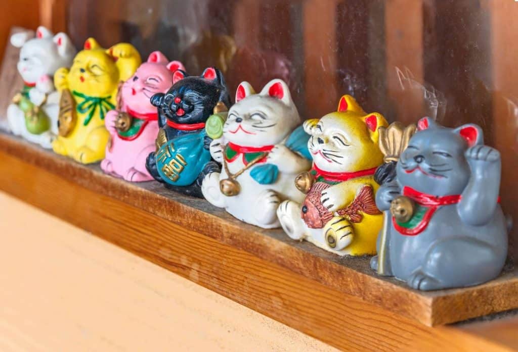 Statuettes de maneki Neko de toutes les couleurs