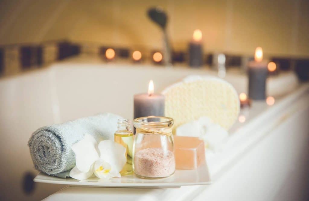 bain avec des bougies allumées au clou de girofle