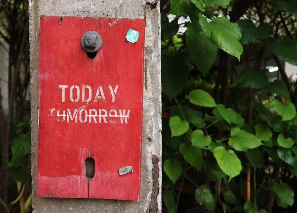 pancarte aujourd'hui et demain barré