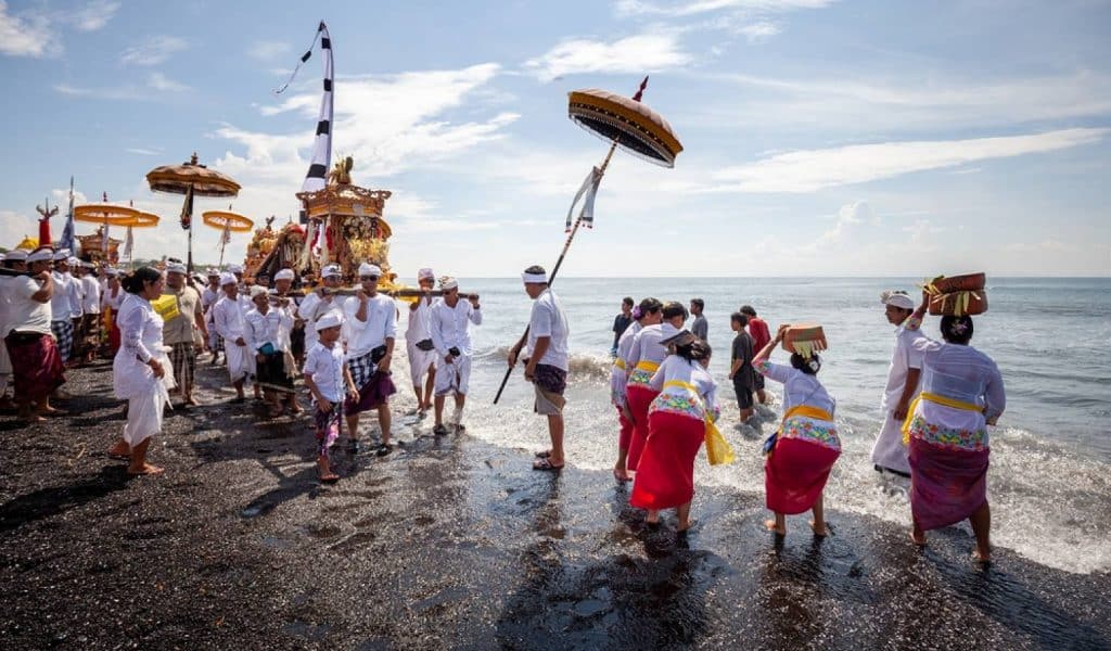 melasti, les balinais vetus de blanc sur la plage pour purifier les dieux