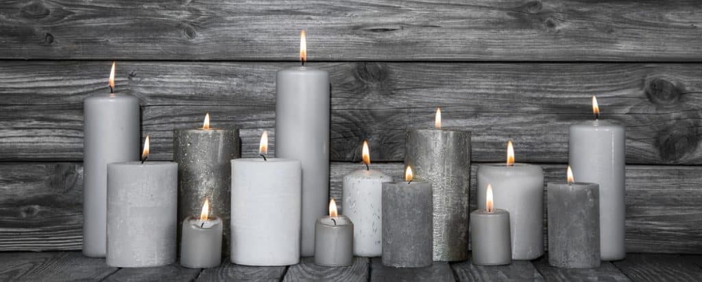 bougies grises allumées