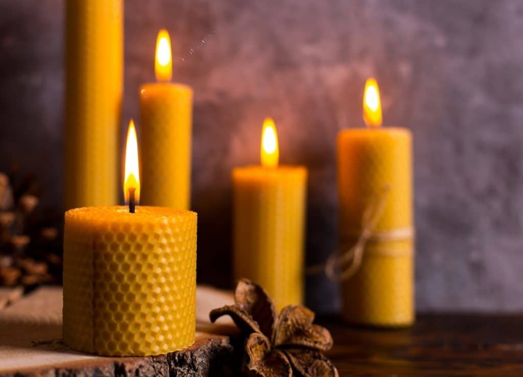 bougie jaune allumée