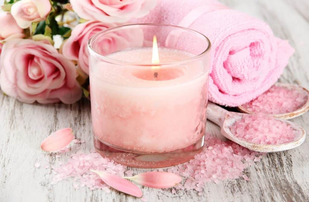 bougie rose allumée