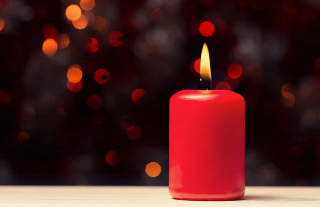 bougie rouge allumée