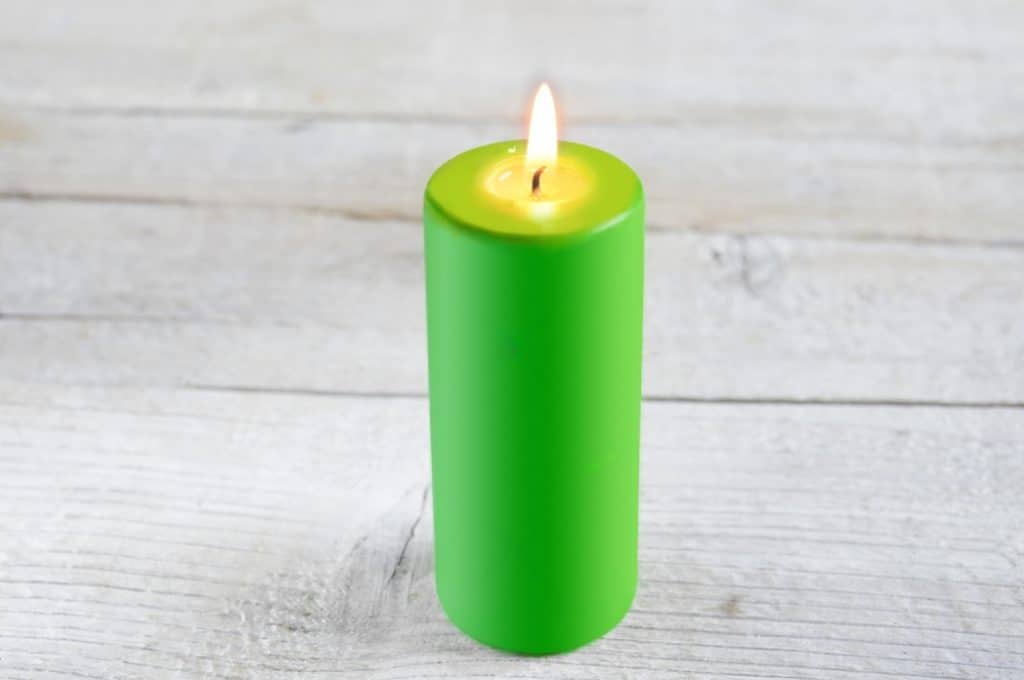 une bougie verte allumée