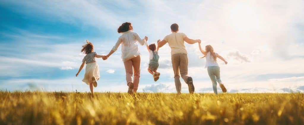 famille heureuse dans l'herbe