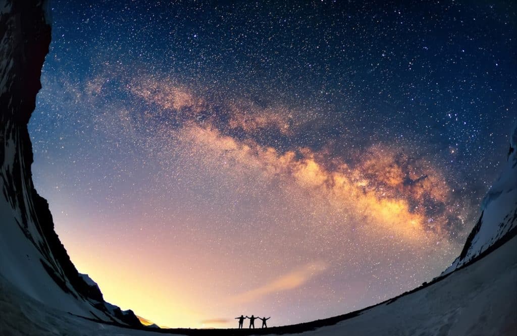 famille qui se donne la main sous un ciel étoilé