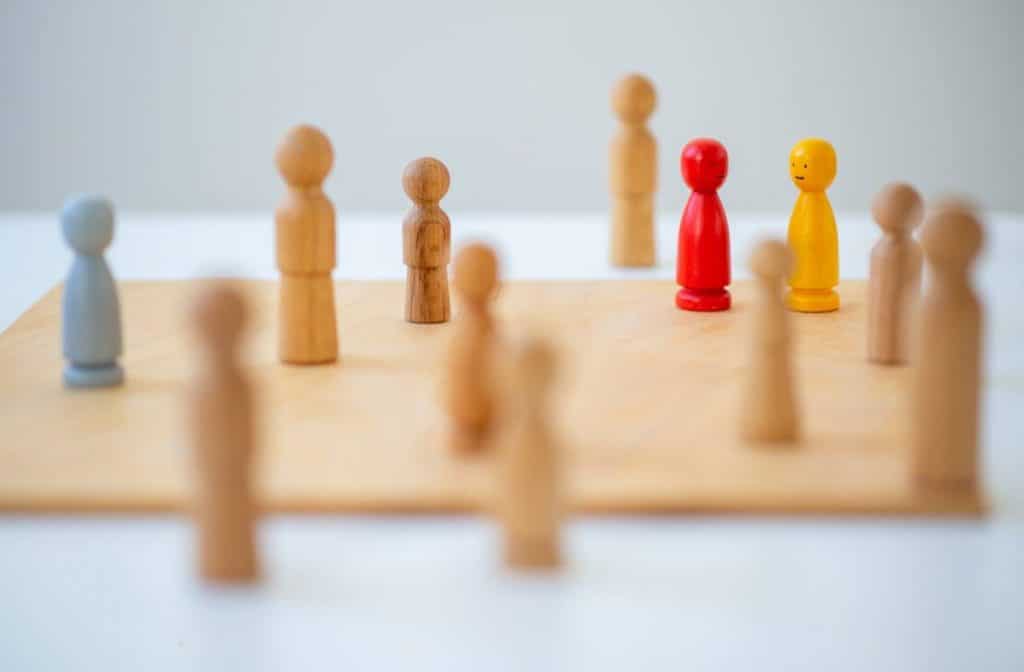 pièce de bois représentant des personnes