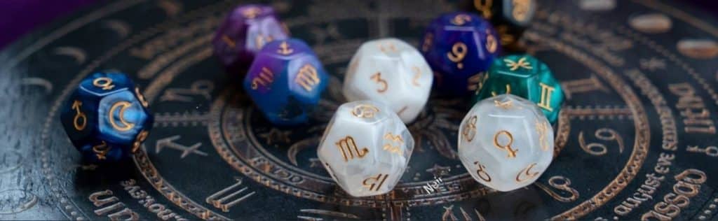 dé astrologiques de différentes couleurs avec des symboles astrologiques