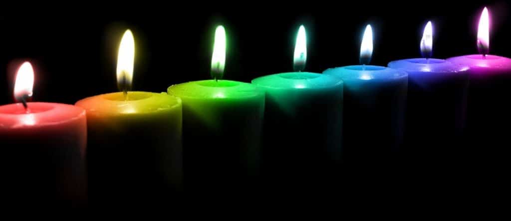 des bougies de différentes couleurs