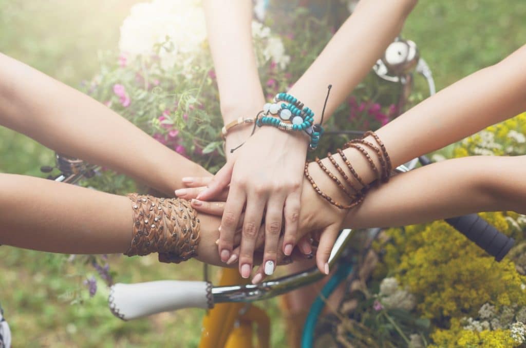 mains qui se rencontrent, mains qui se croisent