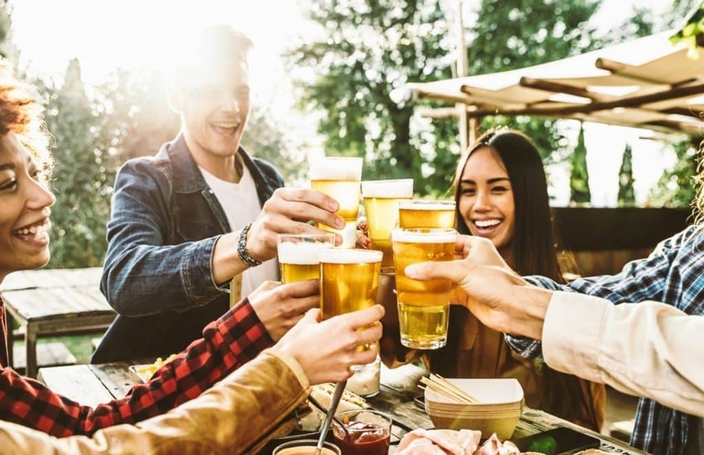 amis qui ne croisent pas leur verre de bière