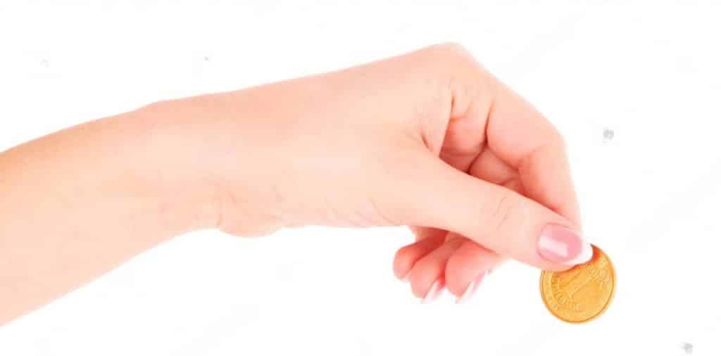 une main qui tient une pièce de monnaie