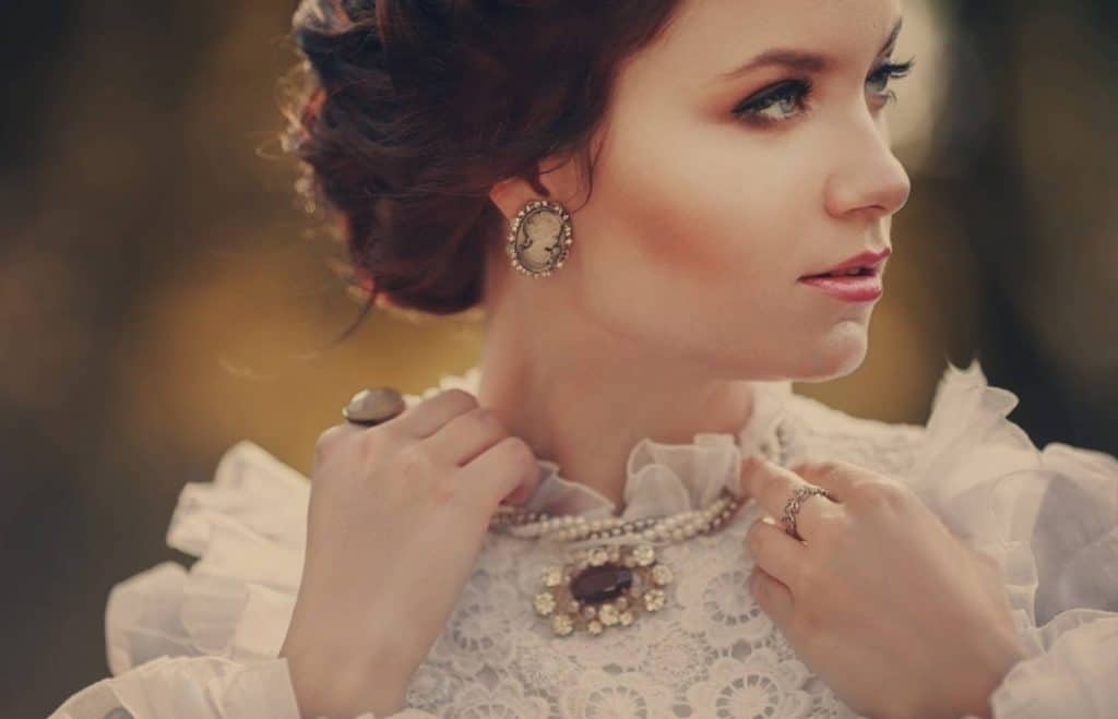 femme en robe de mariée qui porte des bijoux anciens