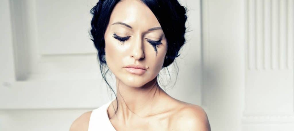 une mariée qui pleure le jour du mariage