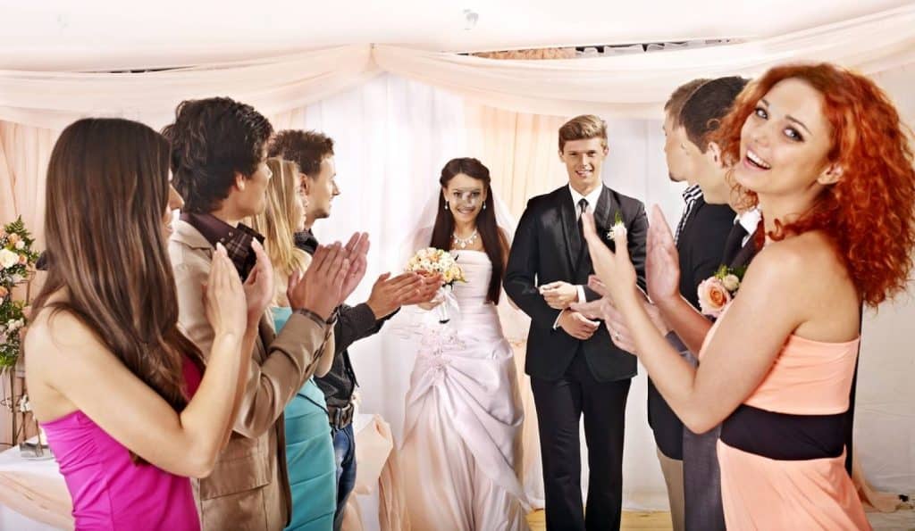 groupe de personnes qui applaudissent les mariés